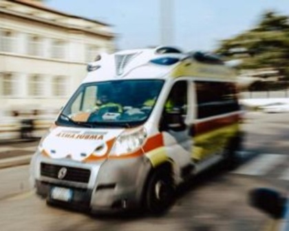 Insegue la moglie dopo un litigio, cade, batte la testa e muore