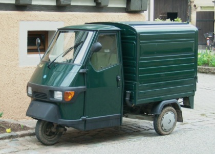 Rimane con la testa incastrata nel finestrino dell’Apecar, morto bimbo di 4 anni