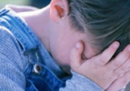 Cuce un mini-registratore nei vestiti del figlio e scopre che la maestra dell’asilo picchia i bambini
