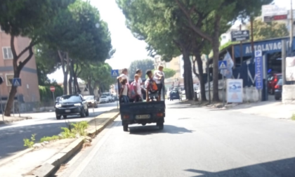 Apecar usata come scuolabus: sei bambini in piedi sul cassone senza protezioni