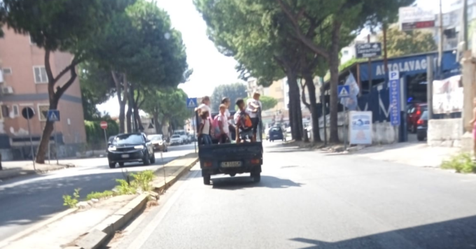 Apecar usata come scuolabus: sei bambini in piedi sul cassone senza protezioni