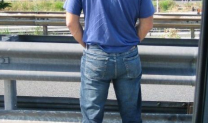 Si ferma in una piazzola lungo l’A1 per fare pipì, poi riparte ma dimentica il figlio 11enne