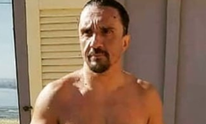 Si fa ipnotizzare per fare il giro del Garda a nuoto senza mai fermarsi