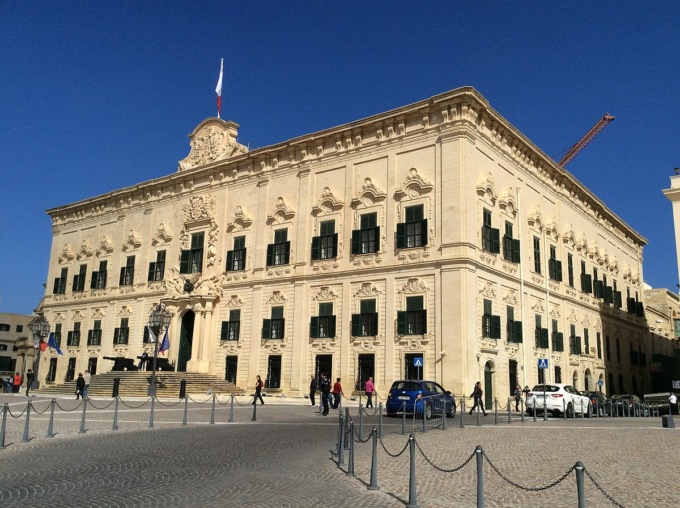 Danneggia villa storica con lo scooter per farsi un selfie