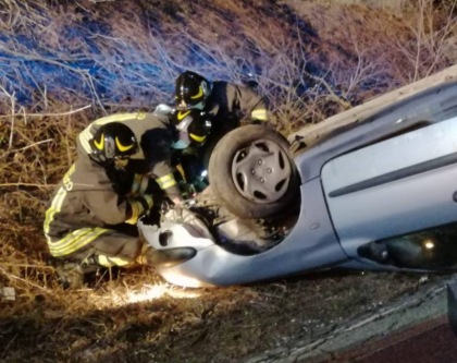 Si ribaltano in auto: quattro ragazzi (tra i 19 e i 24 anni) morti, due gravi