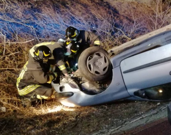 Si ribaltano in auto: quattro ragazzi (tra i 19 e i 24 anni) morti, due gravi