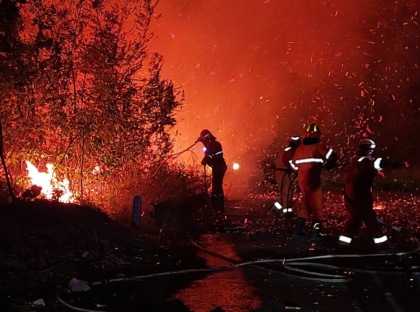 Fiamme e paura, notte da inferno a Cefalù: evacuati 700 turisti, un morto