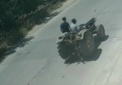 Il figlio 11enne cade dal trattore, il padre simula un incidente con un’auto pirata, ma un video lo inchioda