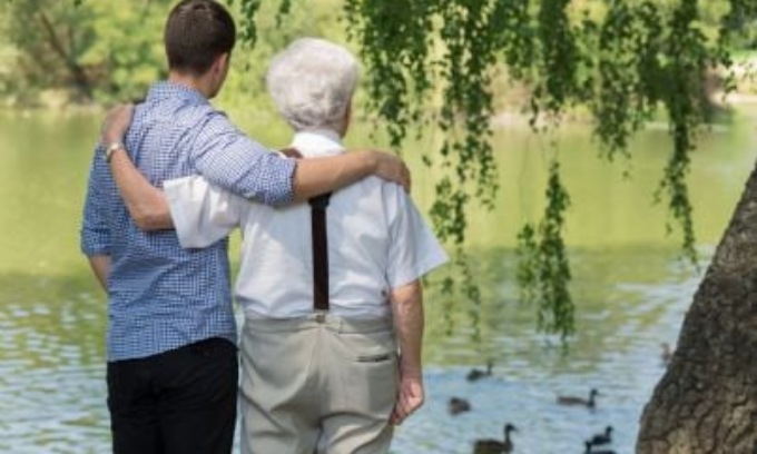 La madre in punto di morte: “L’uomo che ti ha cresciuto non è tuo papà”. E lui riesuma la salma di quello biologico