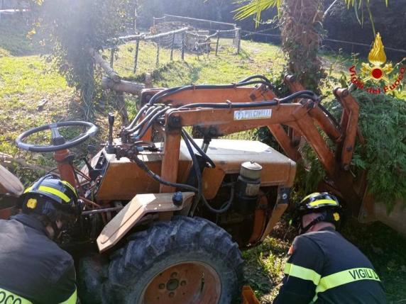 Ancora morti sul lavoro: 70enne schiacciato da un trattore, 24enne investito mentre regola il traffico