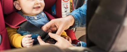Lasciano la figlia in auto per godersi il pranzo di nozze dell’amico e poi si giustificano: “La controllavamo con la webcam”