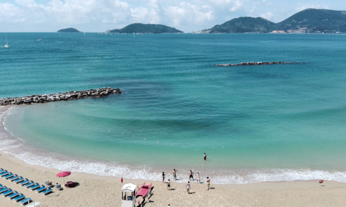 Settanta bambini in ospedale dopo il bagno in mare: chiusa la spiaggia a Lerici