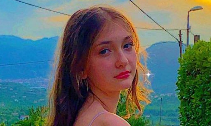 Cellulare cade nella vasca e 16enne muore folgorata: “Con un caricabatterie a norma Maria Antonietta si sarebbe salvata”
