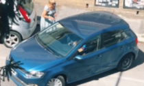 Il marito non riesce a parcheggiare, la moglie gli urla dietro di tutto: il video virale