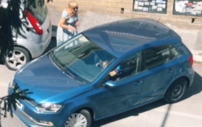Il marito non riesce a parcheggiare, la moglie gli urla dietro di tutto: il video virale