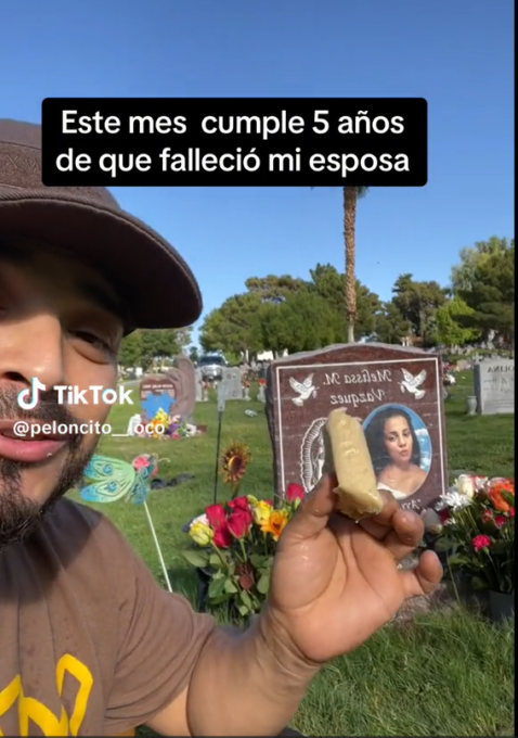 Il marito che porta la colazione sulla tomba della moglie al cimitero