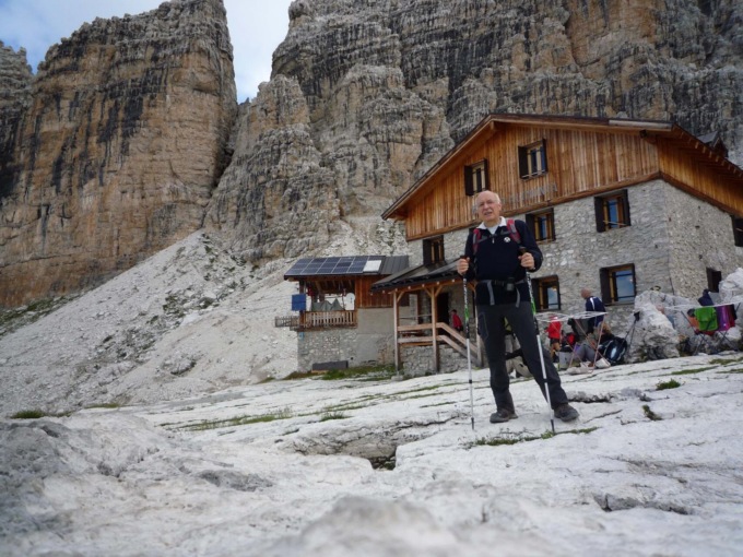 Scivola mentre taglia la siepe in giardino e muore trafitto da un palo