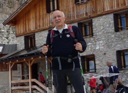 Scivola mentre taglia la siepe in giardino e muore trafitto da un palo