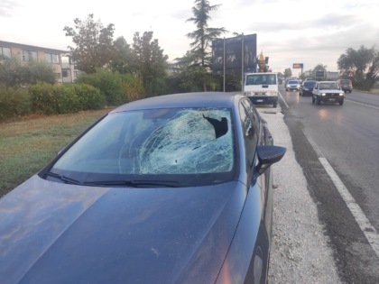 Pezzo di ferro “volante” lo centra in pieno in autostrada, salvo per miracolo