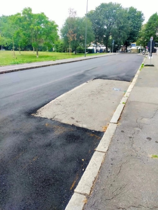 Auto posteggiata durante l’asfaltatura della strada, il lavoro finisce così…