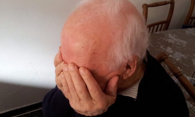 Gli occupano la casa e lui deve pure pagare le spese