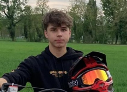 Poliziotto ubriaco travolge e uccide un 17enne: alla famiglia una fattura di 183 euro per pulire la strada