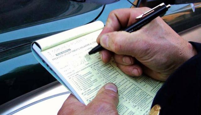 L’auto della Polizia Locale è senza revisione e i vigili… si fanno la multa da soli