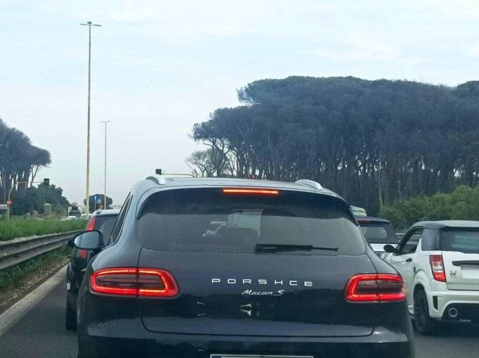 La Porsche con l’errore di ortografia diventa virale: uscita così dalla fabbrica o è colpa di un carrozziere distratto?