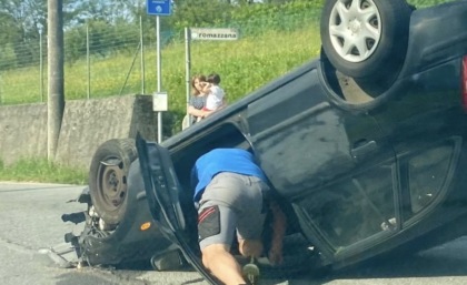 Si ferma a soccorrere il ferito in un incidente e lui gli ruba l’auto