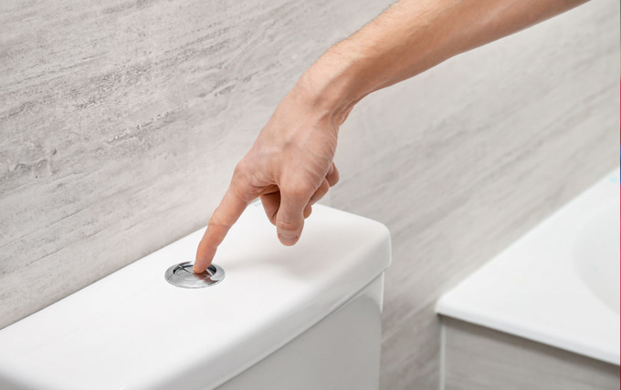 Sciacquone del water troppo rumoroso, i vicini hanno diritto a un risarcimento