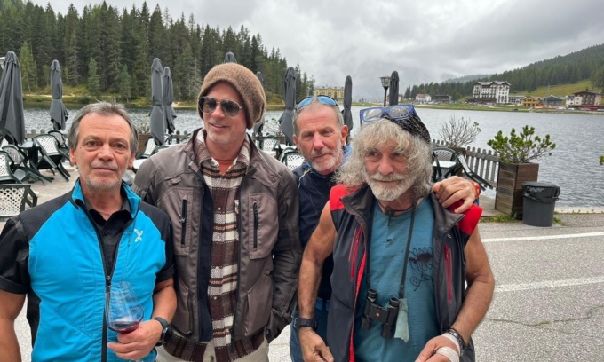 Lo scrittore Mauro Corona pubblica una foto insieme a Brad Pitt: la strana coppia