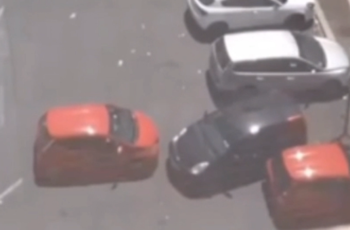 Sosta selvaggia, spinge via l’auto in doppia fila per andarsene dal parcheggio