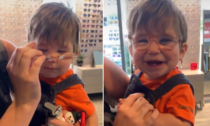 Bambino cieco a 11 mesi indossa gli occhiali e vede per la prima volta mamma e papà