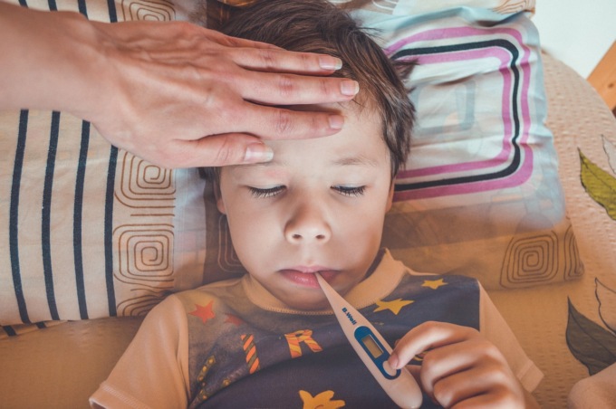 Streptococco, boom di contagi fra i bimbi: manca (ancora) l’amoxicillina. I farmacisti: “Prendete i generici”