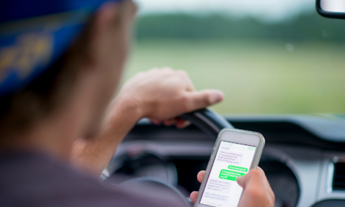 Maxi chat su WhatsApp indicava i posti di blocco: così anche i criminali sfuggivano alle forze dell’Ordine