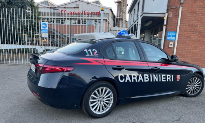 Uccide la moglie, poi va al lavoro, consegna la figlia a un collega e si butta da un silos