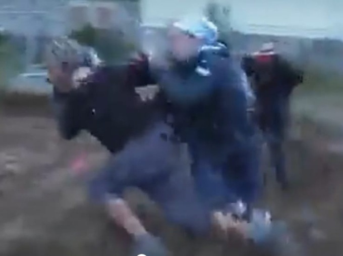 Come ti fermo l’ambientalista: il video del placcaggio della suora “rugbista”