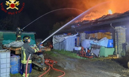 Incendio in cascina: crolla un muro, grave vigile del fuoco