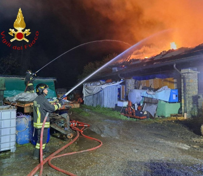 Incendio in cascina: crolla un muro, grave vigile del fuoco
