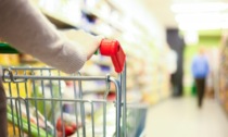 Derubata al supermercato, 82enne insegue il ladro ma viene fermata alla cassa: "Deve pagare i cetrioli"