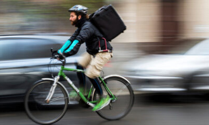 La guerra dei riders: altro che lavoratori autonomi, i colossi delle consegne devono i contributi all’Inps