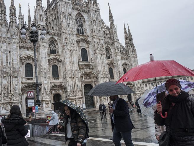 Temperature giù, vento e possibili nubifragi: previsioni meteo Lombardia