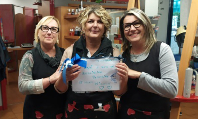Il bimbo nel pancione non può aspettare e nasce… sul lettino dell’estetista