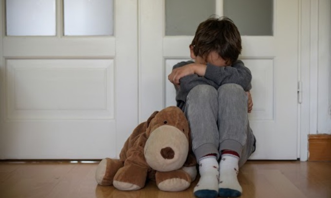 “Non è mio figlio”: bambino di 9 anni picchiato per mesi dal patrigno e salvato dalla maestra