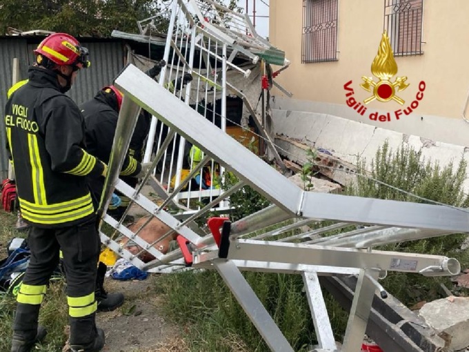 Ancora morti sul lavoro: due agricoltori uccisi dai loro mezzi. Operaio cade dal tetto, un altro schiacciato da un furgone