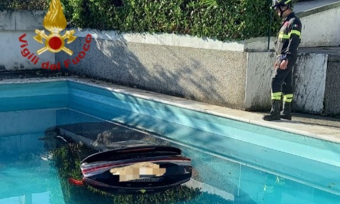 Sbaglia a far manovra e finisce in piscina col Suv