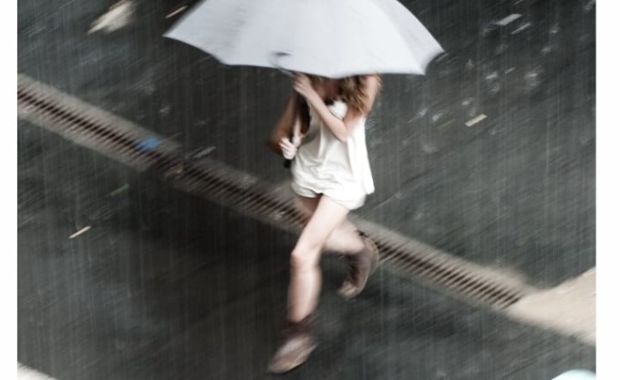 Pioggia, temporali e venti di burrasca: allerta rossa e arancione al Nord. Dove chiudono le scuole