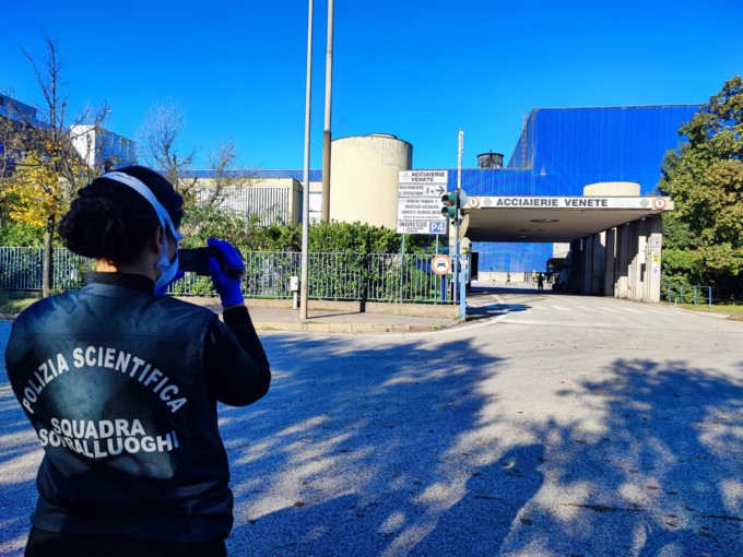 Esplosione alle Acciaierie Venete: quattro operai investiti, uno ancora in prognosi riservata