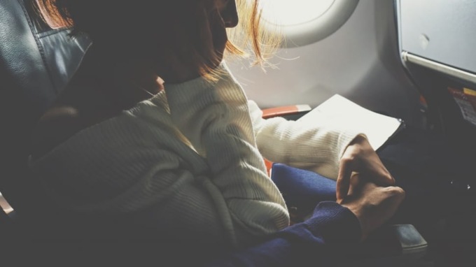 Attacco di panico durante il decollo, fa fermare l’aereo tre volte