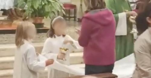 bambina distribuisce comunione a messa bergamo